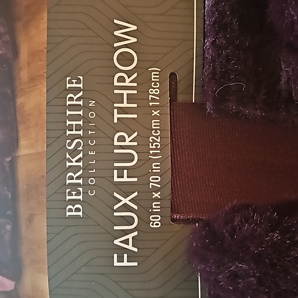 Gorgeous Berkshire Faux Fur throw - Picture 2 of 7
